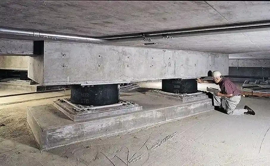 Diseño de Aislación Sísmica de Base en Santander: Control de Respuesta Estructural en Suelos Costeros